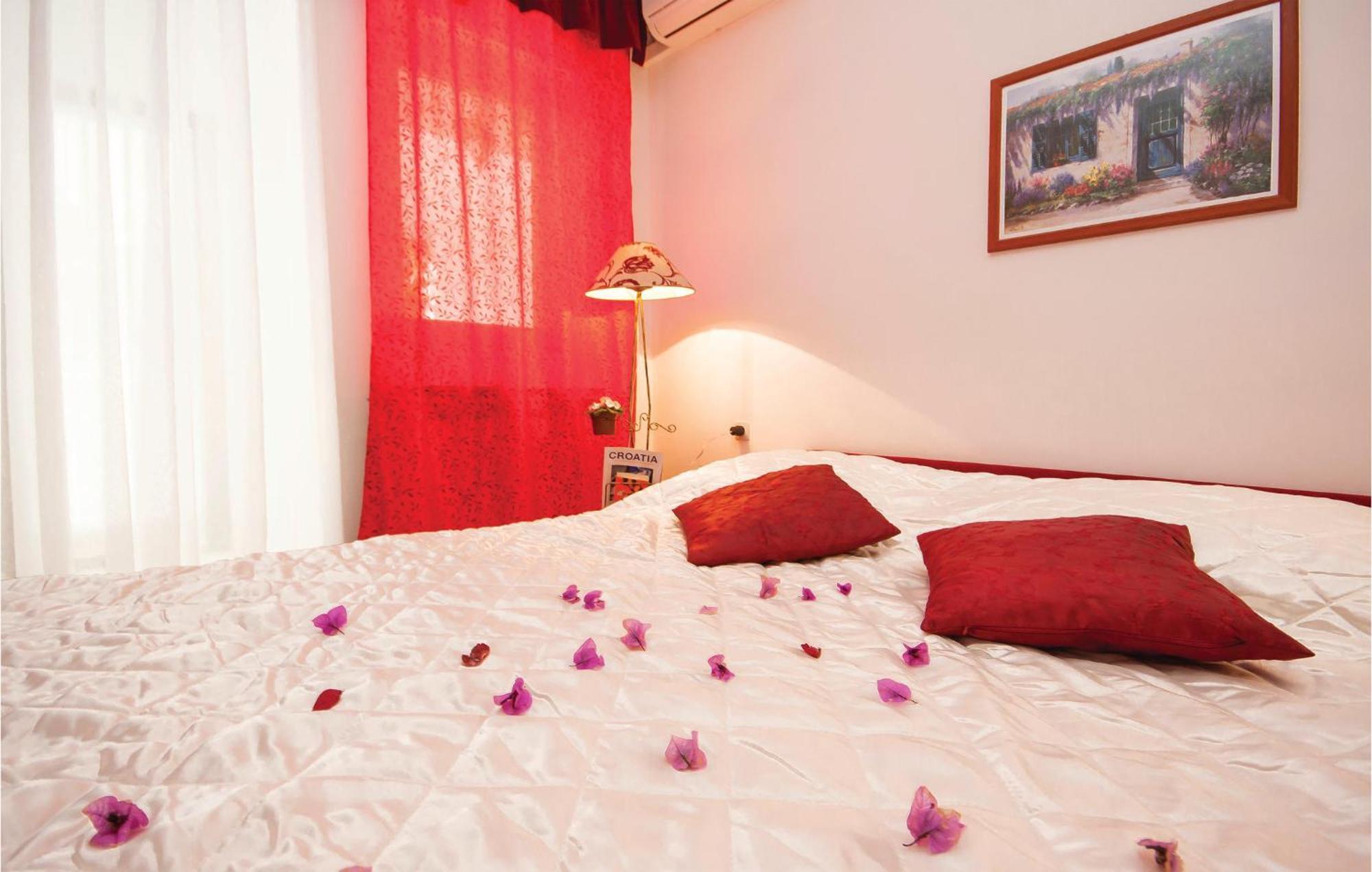 Cozy Apartment In Brodarica With Wifi Esterno foto